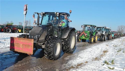 Stau, Hupen und frustrierte Landwirte: Auch in der Region haben zahlreiche Bauern gegen die Abschaffung der Agrardiesel-Steuerbefreiung protestiert. Heute stehen in der Region wieder Blockaden an. Foto Rupprecht/Duczek