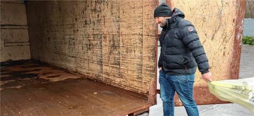 Stefan Leipholz von SMR Recycling wirft den ersten Gelben Sack in den Container, der jetzt auf dem Wertstoffhof Waldkraiburg steht. Foto  Honervogt