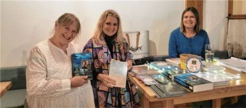 Stellten in Schechen ihre Bücher vor (von links): Kerstin Groeper, Heike Holz und Emma Marie Leue. Foto  Nebl