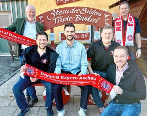 Sven Ulreich (Mitte), seit 2015 Torhüter beim FC Bayern, kam nach Aschau zum Fanclub Priental Bayern Aschau. (Von links) Zweiter Bürgermeister Michael Andrelang, Zweiter Vorsitzender Peter Feistl, Ulreich, Vorsitzender Toni Huber, Tourismuschef Herbert Reiter und Moderator Werner Grill.Foto rehberg