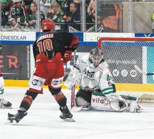 Tomas Pöpperle bei einer starken Parade gegen Landshuts Angreifer Kornelli. Foto Christian Fölsner