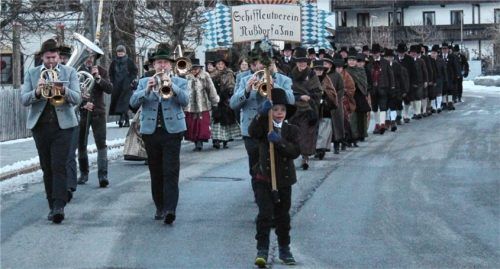 Traditionell beginnt der Nußdorfer Schiffleutverein seinen Jahrtag mit einem Zug zum Gottesdienst in der Kirche St. Leonhard.Foto Steffenhagen