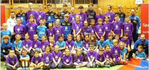 Trainer und Spieler der Tischtennis-Arbeitsgemeinschaften an der Adolf-Rasp-Grundschule: Ohne die Förderung durch Sponsoren und Ehrenamtler wäre es dem SV-DJK Kolbermoor nicht möglich, ein so breit gefächertes und generationsübergreifendes sportliches Angebot zu machen.