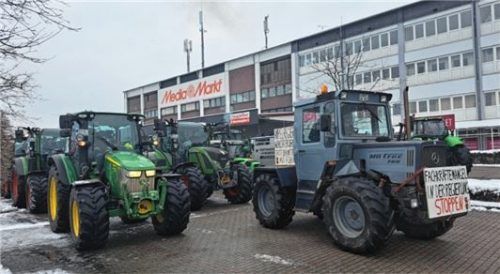 Traktoren im Aicherpark – auch im Gewerbegebiet war Schrittgeschwindigkeit angesagt. Foto Strim