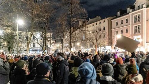 Trotz der Kälte versammelten sich vergangenen Freitag viele Rosenheimer am Salingarten. Foto Thomae