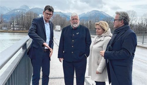 Über das erhöhte Sicherheitsgeländer an der Innbrücke freuen sich (von links) Stefan Leitner, Landtagsabgeordneter Sebastian Friesinger, Bürgermeisterin Susanne Grandauer und CSU-Kreisvorsitzender Klaus Stöttner. Foto re
