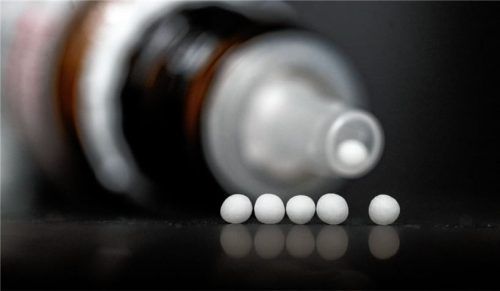 Um die homöopathischen Kugeln – die Globuli – gibt es Streit. Nützen Sie oder nicht? Sollten sie von gesetzlichen Krankenkassen bezahlt werden? Oder gibt es hier Sparpotenzial, wie ihn Bundesgesundheitsminister Karl Lauterbach ausgemacht hat. Foto dpa