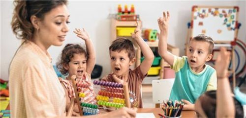 Um die körperliche und geistige Entwicklung zu fördern, motivieren ErzieherInnen beispielsweise zu kreativen Aktivitäten, zum Spiel oder zu Bewegung. Foto adobe stock//cherryandbees