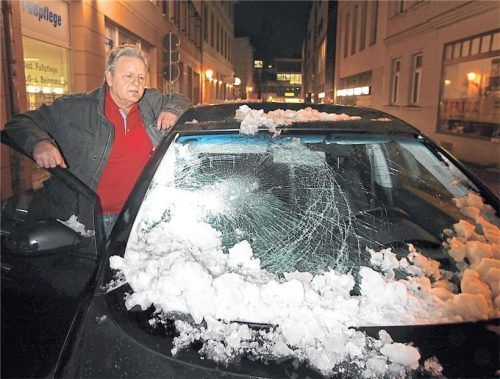 Und wer zahlt? Durch eine Schneelawine hat ein Autobesitzer in Halle den Schaden. Foto IMAGO/Steffen Schellhorn
