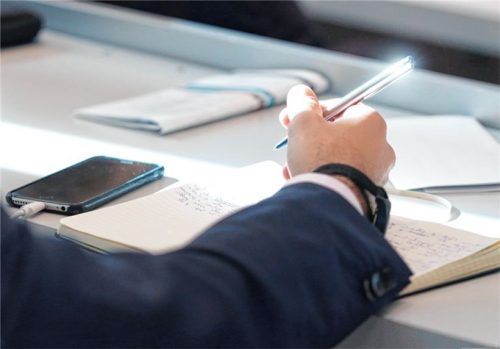 Viel Theorie, wenig Praxis in der Hochschulausbildung? Seit der Bologna-Reform sorgen Praktika, Gastdozierende aus der Praxis, Projekte und Kooperationen mit Unternehmen dafür, dass Hochschulabsolventen keinen Realitätsschock zu fürchten brauchen.