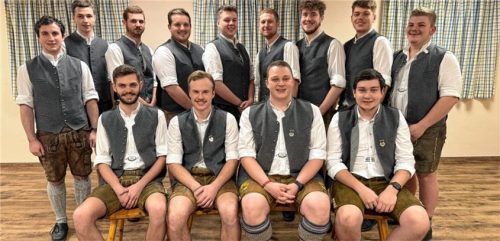 Viel Wechsel gab es im Vorstand des Burschenvereins. Diesen übernehmen künftig (hinten, von links) Michael Strein, Thomas Niedermaier, Lukas Seehuber, Florian Strein, Michael Baumann, Stefan Niedermaier, Vinzenz Eder, Maxi Rieß und Marinus Mittermaier sowie (vorne, von links) Mathias Niedermaier, Sebastian Klein, Andreas Auer und Michael Künzner-Hingerl.Foto Künzner-Hingerl