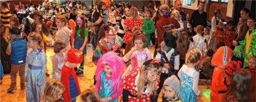 Viele Prinzessinnen und ein Superman fanden sich in der Aschauer Festhalle ein. Fotos Rehberg