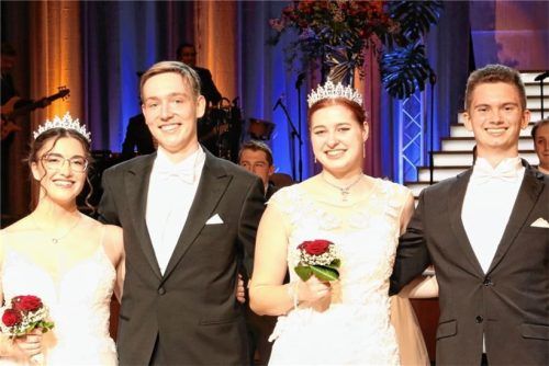 Vier strahlende Gesichter: Katharina Obermaier, Fabian Meyer, Julia Obermüller und Leander Gmeiner dürfen im Februar beim Wiener Opernball debüttieren. Fotos Evi Gröning