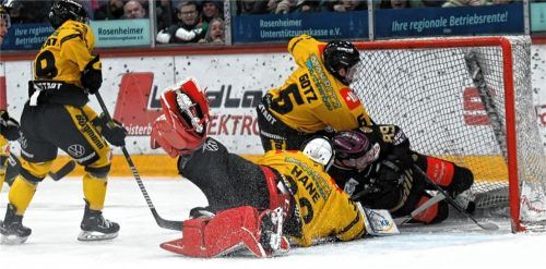 Voller Einsatz für das 1:0: Stefan Reiter liegt samt Puck im Tor.Fotos Hans-Jürgen Ziegler