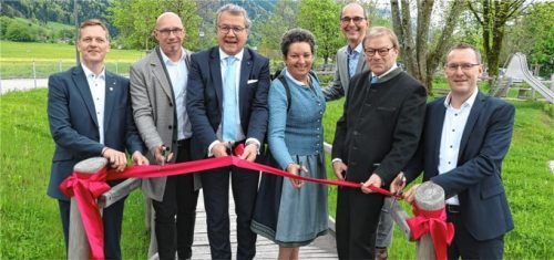 Von links: Bürgermeister Simon Frank, der Leiter der Projektsteuerung BPR Stephan Renger, Landtagsabgeordneter Klaus Stöttner, stellvertretende Landrätin Alexandra Burgmaier, Geschäftsführer Peter Wichelmann, der Vorsitzende des Aufsichtsrates Alfred Repsys und Geschäftsführer Stefan Schmitt.