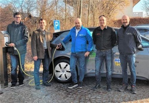 (Von links): Felix Weiß (Verein „Landmobile“), Bürgermeister Georg Reinthaler, Peter Ramke (Autohaus Gartner), Michael Seidinger (Elektro Seidinger) und Franz-Johann Seidinger (Maschinen- und Metallbau Seidinger) bei der Fahrzeugübergabe am Eiselfinger Rathaus. Foto Reinthaler