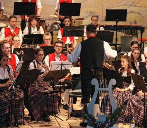Von Märschen bis hin zu Alphavilles „Forever young“ und dem Weihnachtsklassiker „Polarexpress“ präsentierte die Musikkapelle ein buntes Programm.Foto Rehberg