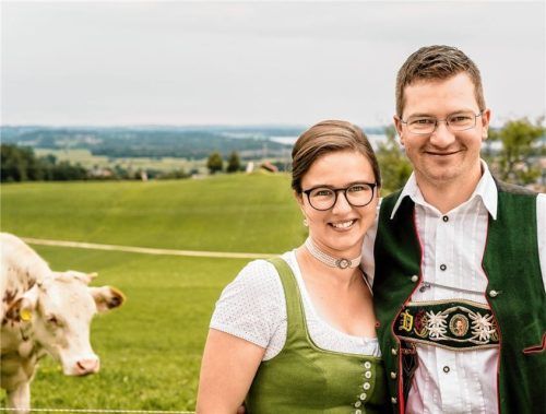 Vor attraktiver regionaler Urlaubskulisse abgebildet ist der Zweite Vorsitzende Donat Fischer (rechts) vom Schleipfnerhof mit seiner Frau Martina. Foto re