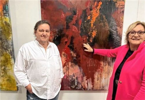 Vor dem Bild „Terra“ steht der Künstler Martin Widl (links) mit der Initiatorin Christine Rußwurm. Foto pillatzki