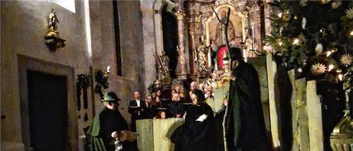 Vor dem dekorierten Altar der Pfarrkirche St. Nikolaus führten die Schauspieler die Weihnachtsgeschichte auf.Foto EMK