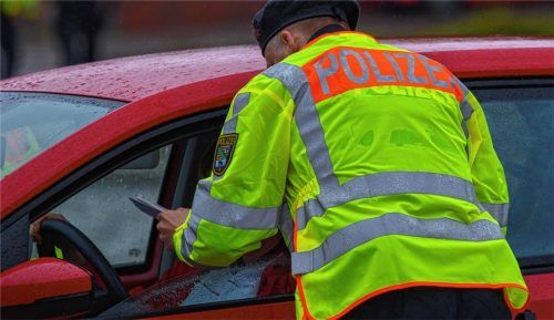 Vor einer Polizeikontrolle flüchtete ein 18-jähriger Kolbermoorer mit Vollgas und prallte dabei gegen einen Baum. Foto dpa/Klaus-Dieter Gabbert