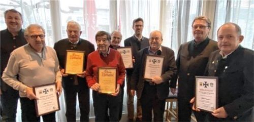 Vorsitzender Alexander Holewa (links) und Zweiter Vorsitzender Manfred Stahlbauer (Zweiter von rechts) bei der Ehrung: (von links) Anton Frimmer, Ehrenvorsitzender Werner Fritz, Ehrenmitglied Max Wögerbauer, Georg Waizmann, Bürgermeister Karl Mair, Herbert Nerb und Hubert Freiberger.Foto re