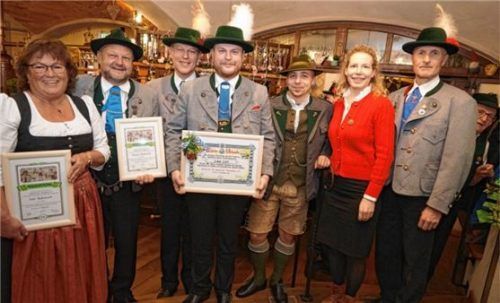 Vorsitzender Alfred Licht (Dritter von links) und sein Stellvertreter Christian Hübl (rechts) ehrten (von links) Irmi und Werner Bednarsch sowie Lucas Licht. Zudem hießen sie Patrik Gerber und Regina Schlosser willkommen.Foto re