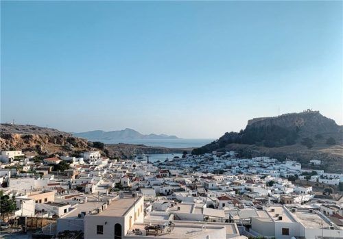 Wenn die Insel erwacht und die meisten Touristen noch schlafen, eignen sich auch die Temperaturen gut, um etwa die Akropolis von Lindos (rechts) zu erkunden. Fotos Görlitz