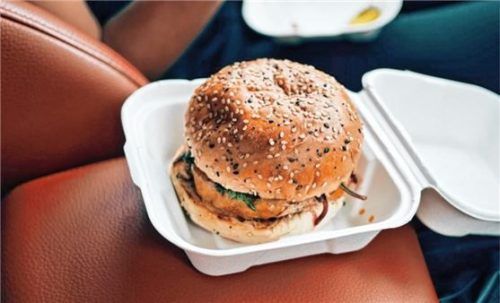 Wer als Autofahrer etwas essen möchte, sollte besser anhalten. Foto Autoren-Union Mobilität/GTÜ/Oliur