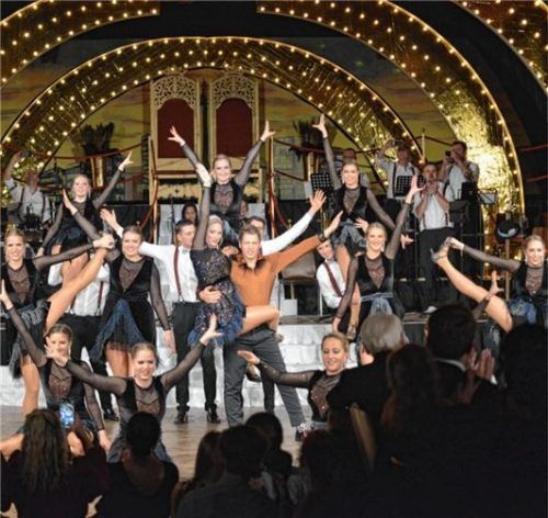 Wie bei einer Show in Las Vegas. So feierte die Faschingsgesellschaft Neubeuern in die fünfte Jahreszeit.