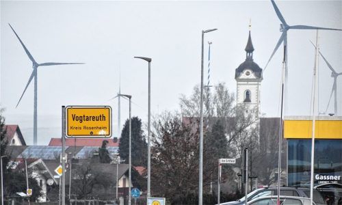 Windräder in Vogtareuth? An windanfälligen Stellen im Gemeindegebiet? Im Rahmen eines Regionalwerks könnte die Gemeinde damit selbst Geld verdienen. Foto Schlecker/dpa/Montage: Klinger