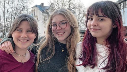 Wollen die Tradition aufrechterhalten (von links): Anne Lentner, Magdalena Schmidmayer und Annalisa Ristivojevic organisieren als neuer Vorstand vom Freundeskreis der Rosenheimer Gymnasien den Triangelball. Foto privat