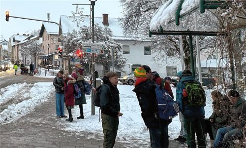 Zahlreiche Kinder im Landkreis – wie hier am Schloßberg – warteten am gestrigen Montag auf den Schulbus, der sich aufgrund der Bauernproteste verspätete oder ganz ausfiel. Foto Gantner