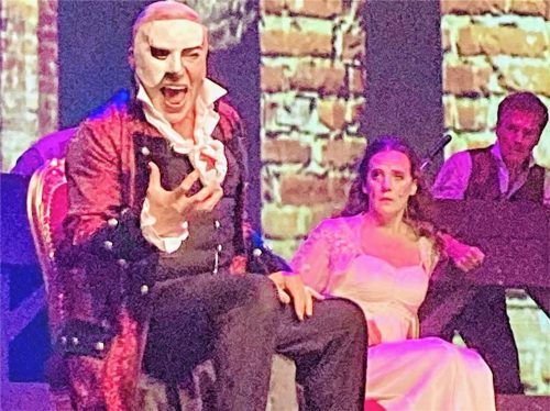 Zerrissen zwischen der Gier nach Liebe und dem Hass auf die Menschen: Das Phantom (Uwe Kröger, links) mit Christine (Nicole Ciroth, Mitte) und dem gefangenen Raoul (Jochen Sautter, rechts).Foto grun