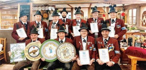 Zu den Ehrungen trafen sich (hinten von links) Christian Leitner, Michael Kunz, MartinHeibler, Michael Stuffer, Josef Lang, Peter Schrödl, Michael Spöck, (vorne von links)Michael Staber, Fritz Dräxl, Markus Wörndl und Christian Irger. Foto Hötzelsperger