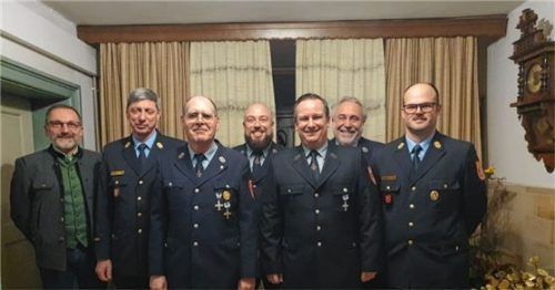 Zufrieden über die gute Zusammenarbeit zeigen sich unter anderem: (von links) Bürgermeister Olaf Kalsperger, KBI Martin Gruber, Anton Verlic, Kommandant Stefan Schröttinger, Stefan Hemberger, Albert Berger, KBI Franz Aichinger.Foto re