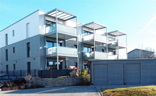 Zukunftsweisend ist das in nachhaltiger Bauweise errichtete Mehrfamilienhaus mit barrierefreien Wohnungen. Foto burlefinger