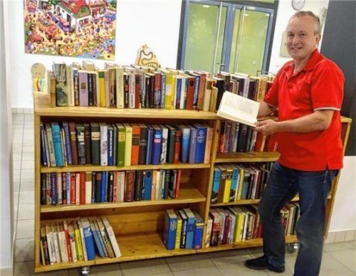 Zur großen Freude des Bücherpaten Roland Schmidt bleibt das Offene Bücherregal im Innsola auch nach zehn Jahren ein Magnet für Leseratten.Foto Schmidt