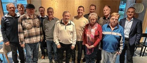 Zur Verabschiedungsfeier kamen (von links) Rudolf Edlbergmeier, stellvertretender Abteilungsleiter Käserei und Reifekeller Martin Schaber, Franz Pinter, Leiter Vertrieb und Marketing Stephan Hemberger, Jochen Heunisch, Viktor Rogov, Abteilungsleiter Weiterverarbeitung Stefan Feldhaus, Andreas Beck, Tatjana Wichner, Josef Hell, Franz Fischer und Geschäftsführer Robert Winkelmann in die „Käseglocke“. Foto Alpenhain