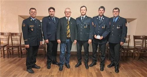 Zur Versammlung trafen sich (von links) Kreisbrandmeister Manfred Gierlinger, Zweiter Kommandant Thomas Obermaier, Bürgermeister Bernhard Summerer, Kommandant Florian Wagner, ehemaliger Kommandant Georg Michlbauer und Kreisbrandinspektor Franz Hochhäuser. Foto Böck