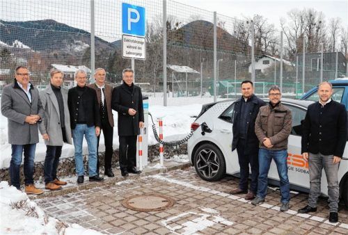 Zwei Ladepunkte für Elektro- und Hybridfahrzeuge gibt es jetzt an der Realschule Brannenburg. Zur Inbetriebnahme trafen sich (von links) Stefan Barber von den Stadtwerken Bad Aibling, Heiko Peckmann von INNergie, Bürgermeister Matthias Jokisch, Schulleiter Alois Plomer, Landrat Otto Lederer, Michael Fischer und Dr. Josef Lipp von ESB sowie Patrick Bayer von Mangfalltal Energie.Foto re