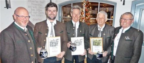 Zweiter Vorsitzender Tim Färber (links) und Vorsitzender Bernhard Kreuz (rechts) ehrten (von links) Felix Grimm, Mathias Lederer und Franz Hefter.Foto re