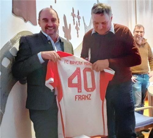 40 Jahre lang war Franz Ametsbichler (rechts) im Gemeinderat. Bürgermeister Daniel Wendrock bedankte sich bei ihm für die wertvolle Arbeit. Foto Helm