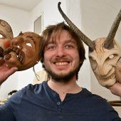 An einer Larve schnitzt Anton Ostler zwölf Stunden