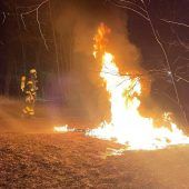 Jugendliches Trio demoliert Gebäude Dixi-Toilette abgefackelt