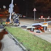 Auto rast Schrankenanlage um