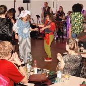 Tanzfreudige Gäste beim Faschingsball