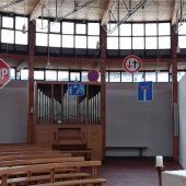 Verkehrsschilder baumeln zur Orientierung in der Kirche
