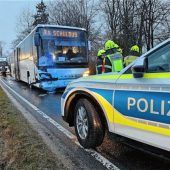 Auto kollidiert bei Übersee mit Schulbus