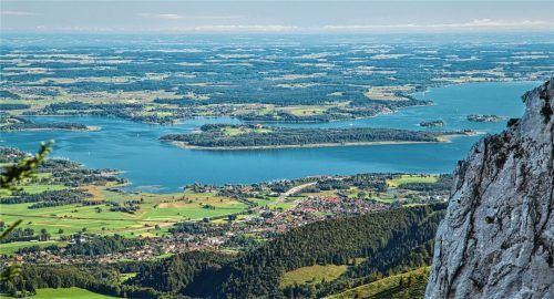 Blick auf die Gemeinde Bernau mit Staffelstein und Chiemsee.Foto Berger
